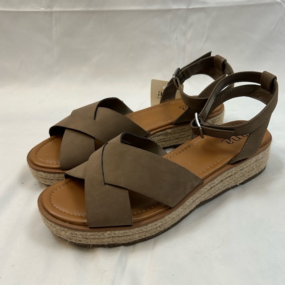 NWT Women’s A.N.A. Tan Sandals 9M